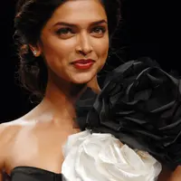 Wanita 29 tahun ini bukan hanya terpilih menjadi Aktris Bollywood Terseksi, namun juga Aktris Terbaik mengalahkan Priyanka Chopra dan Kangana Ranaut. (Bintang/EPA)