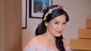 Titi Kamal tampil bak peri di negeri dongeng mengenakan off shoulder dress nuansa pastel, lengkap dengan bandana kupu-kupunya.[@titi_kamall]