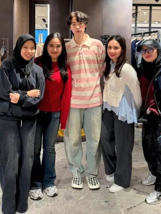 Sementara itu, Nagita terlihat mengenakan atasan  layering dari cardigan putih dan kemeja baby blue dari Sacai seharga Rp17 jutaan. Dipadukan celana panjang abu-abu dan sneakers putih. [@raffinagita1717]