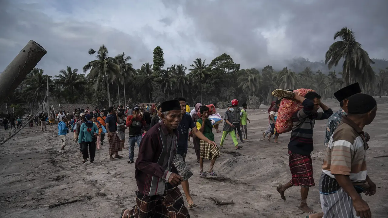 Saat Warga Selamatkan Benda Tersisa dari Amukan Erupsi Gunung Semeru