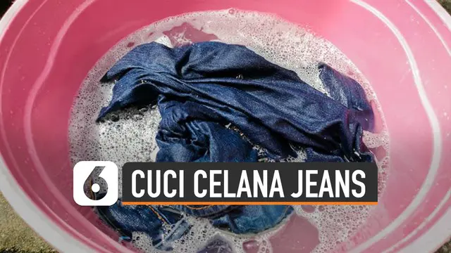 Perlu cara tertentu untuk mencuci celana jeans dengan benar. Jangan mencuci jeans menggunakan air terlalu tinggi. Bisa bikin warna asli jeans memudar.