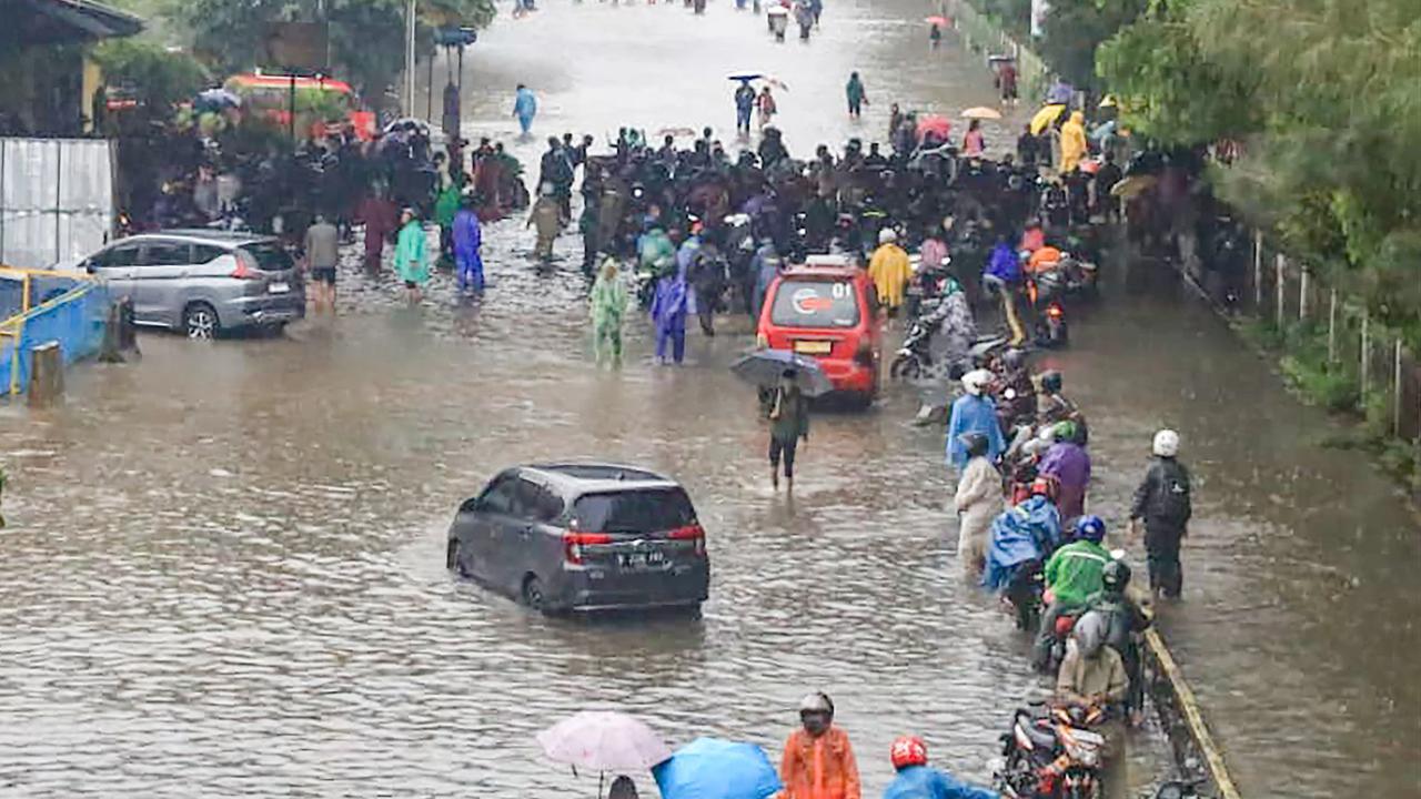 FOTO: Jembatan Tiga Terendam Banjir,  Aktivitas Warga Terganggu