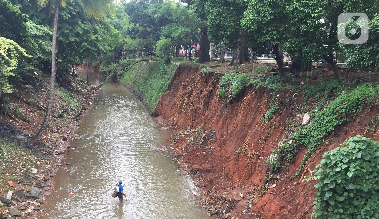 FOTO: Jalan Raya Bogor Berpotensi Longsor Akibat Banjir ...