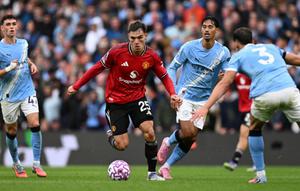 Gelandang Manchester United asal Uruguay #25, Manuel Ugarte (2 dari kiri), berlari ke arah bek Manchester City asal Portugal #03, Ruben Dias (kanan), sementara gelandang Manchester City asal Inggris #47, Phil Foden (kiri), dan gelandang Manchester City asal Belanda #04, Tijjani Reijnders (2 dari kanan), menyaksikan pertandingan&nbsp;Premier League&nbsp;antara Manchester City dan Manchester United di Stadion Etihad di Manchester, Inggris barat laut, pada 14 September 2025. (Oli SCARFF/AFP)