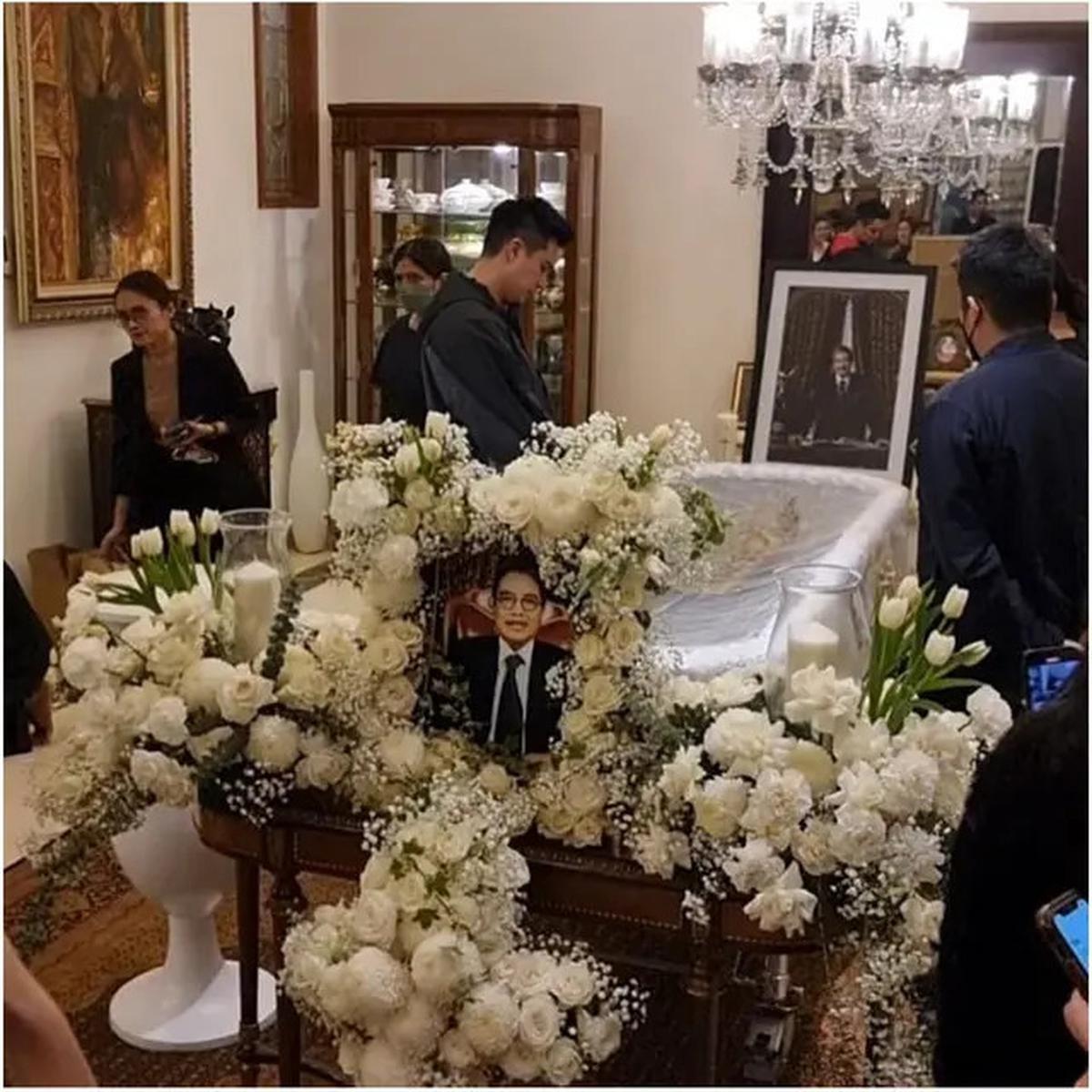 6 Potret Baim Wong Melayat Hotma Sitompul, Tetap Hadir Usai Sidang Perceraian