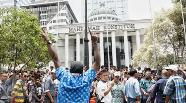 Warga Mamberamo Raya yang mendukung pasangan Dorinus Dasinapa-Yakobus Britai menolak putusan MK di depan Mahkamah Konstitusi, Jakarta, (22/2). MK memutuskan 10 TPS tersebut untuk segera melakukan pemilihan suara ulang (PSU). (Liputan6.com/Faizal Fanani)