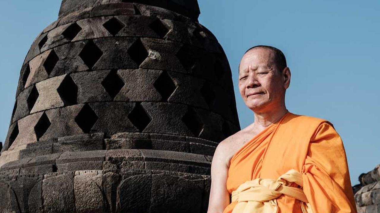 FOTO: Khidmat Puja Bakti Doa Biksu di Candi Borobudur