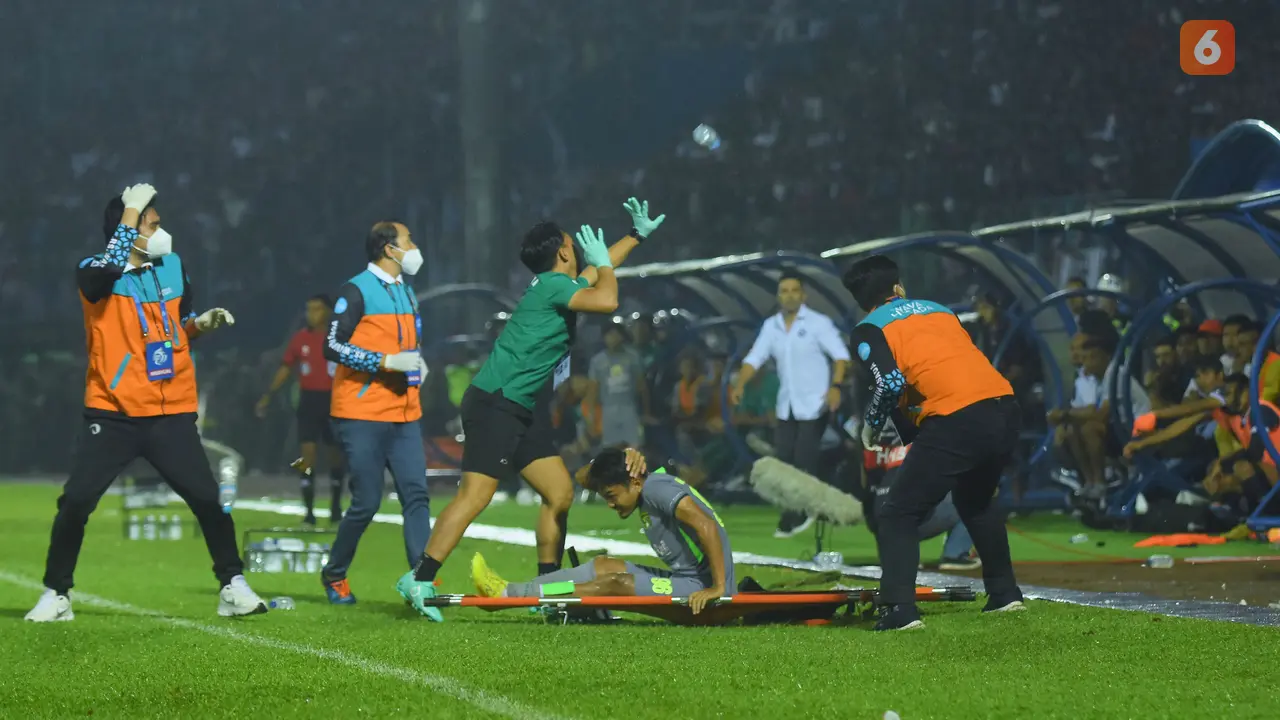 Foto: Suasana Mencekam Kericuhan usai Laga Arema FC Vs Persebaya Surabaya Pada Laga Lanjutan BRI Liga 1 2022/2023