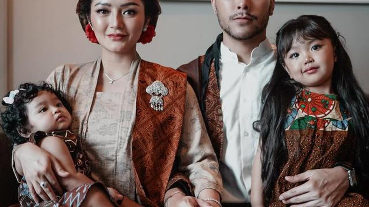 5 Model Baju Adat Jawa di Pemotretan Keluarga Siti Badriah, Elegan dan Serasi