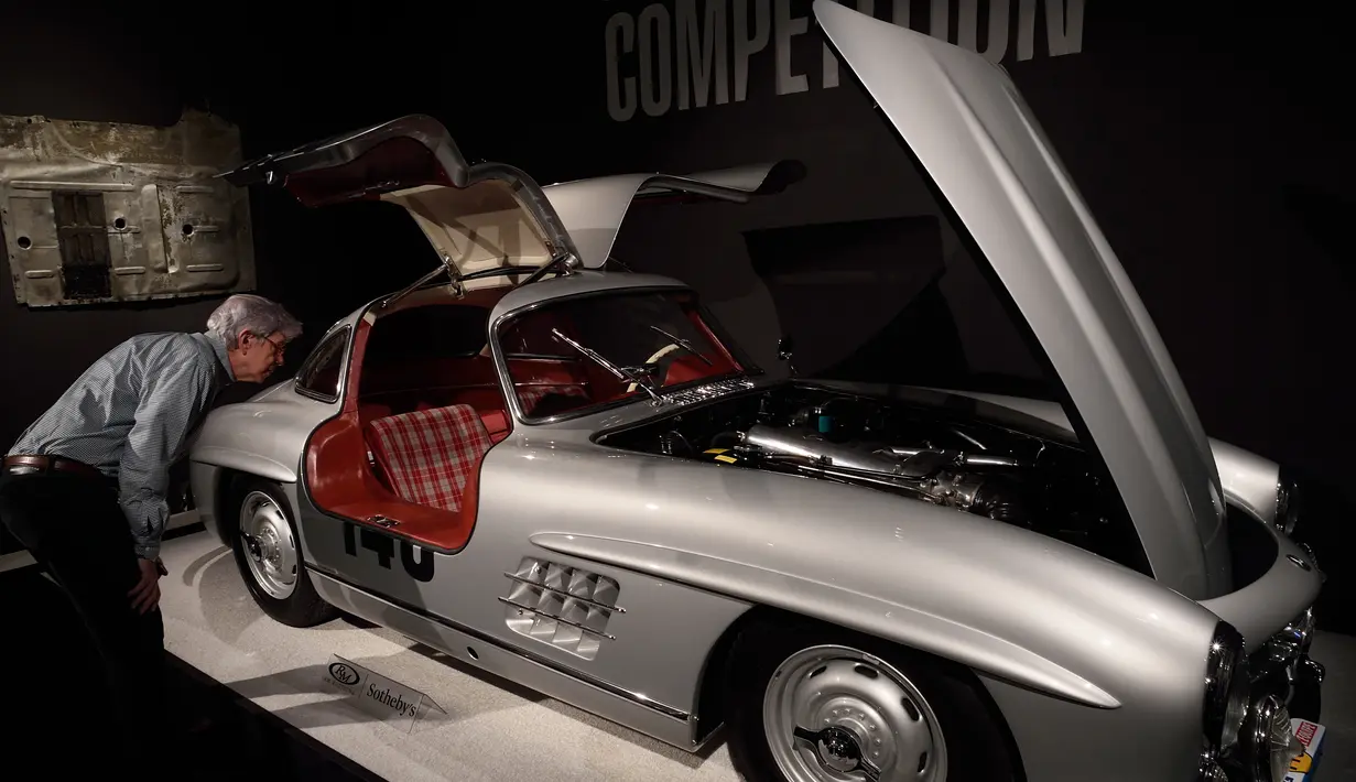 Mobil Mercedes Benz 300 SL Sportabteilung Gullwing model 1955 saat dipamerkan di rumah lelang Sotheby, New York, (9/12). Nilai mobil-mobil yang dilelangh ditaksir mencapai 75 juta poundsterling atau sekitar Rp1,5 triliun. (AFP PHOTO/DON Emmert)
