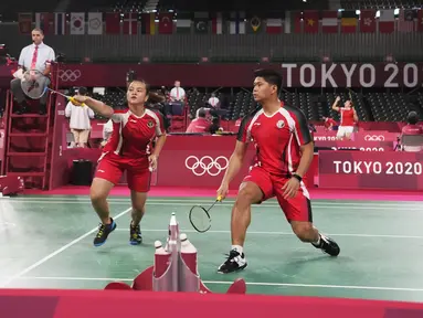 Ganda campuran Indonesia Praveen Jordan dan Melati Daeva Oktavianti saat melawan Simon Leung dan Gronya Somerville (Australia) pada Grup C bulu tangkis Olimpiade Tokyo 2020 di Musashino Forest Sports Plaza, Sabtu (24/7/2021). Praveen / Melati menang 20-22, 21-17 dan 21-13. (AP/Markus Schreiber)