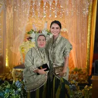 Dalam potret yang dibagikannya di akun Instagram pribadinya, terlihat Ririn yang menawan dalam balutan baju bodo berwarna hijau sage dan lipa sabbe warna hijau lumut. [@ririnekawati]