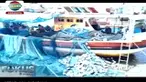 Wali Kota Surabaya Tri Rismaharini menyerahkan bantuan berupa beras kepada para nelayan di Tempat Pelelangan Ikan (TPI) Romokalisari, Benowo, Surabaya, Jawa Timur, Rabu (8/1/2020).