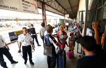 Ketinggalan kereta, wanita ini menangis di peron Stasiun Pasar Senen