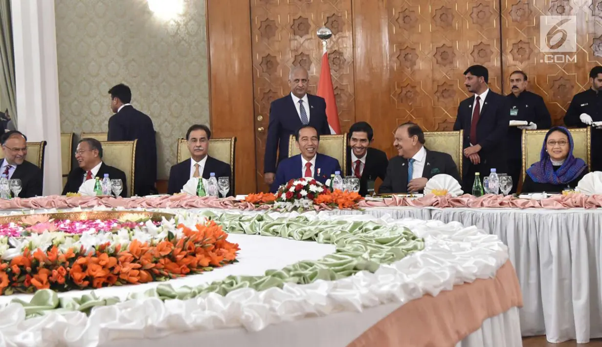 Suasana pertemuan Presiden Joko Widodo dengan Presiden Pakistan Mamnoon Hussain di Istana Kepresidenan Aiwan-e-Sadr, Islamabad, (26/1). (Liputan6.com/Pool/Rusman Biro Pers Setpres)