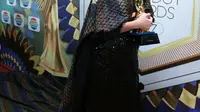 Goyangan Zaskia Gotik dalam Balutan Busana Popcorn Seksi dan Unik