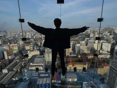 Seorang pengunjung terlihat di Sampa Sky Observation Deck di Sao Paulo, Brasil pada 05 Agustus 2021. Sampa Sky Observation Deck terletak di lantai 42 gedung tertinggi kota Sao Paulo, Mirante do Vale. (NELSON ALMEIDA / AFP)