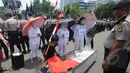 Sejumlah massa membawa peti dalam aksi teatrikal di depan Istana Merdeka, Jakarta, Senin (16/2/2015). Aksi teatrikal untuk mendesak Presiden Jokowi untuk melantik Budi Gunawan sebagai kapolri.  (Liputan6.com/Herman Zakharia). 