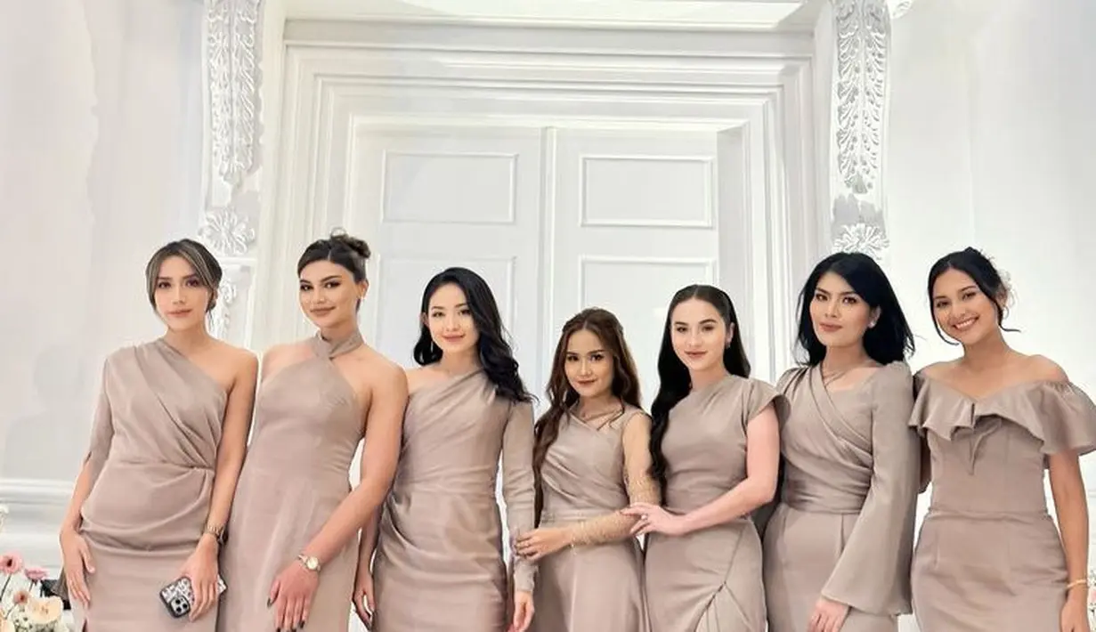 Sementara itu, Indah Permatasari memilih model slit dress dengan atasan off shoulder. Dipadukan heels tertutup depan waena silver. [@indahpermatas]