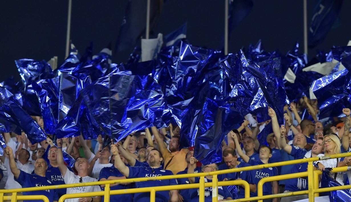 Suporter Leicester City saat mendukung klubnya melawan Club Brugge pada laga Liga Champions Grup G, di Jan Bredelstadion, Brugge, Kamis (15/9/2016) dini hari WIB. (Reuters/Eric Vidal) 