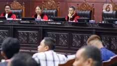 Ketua Mahkamah Konstitusi (MK), Suhartoyo (tengah hadap lensa) memimpin sidang perdana perselisihan hasil pemilihan Pilkada 2024 untuk panel 2 di Gedung Mahkamah Konstitusi, Jakarta, Rabu (8/1/2025). (Liputan6.com/Herman Zakharia)
