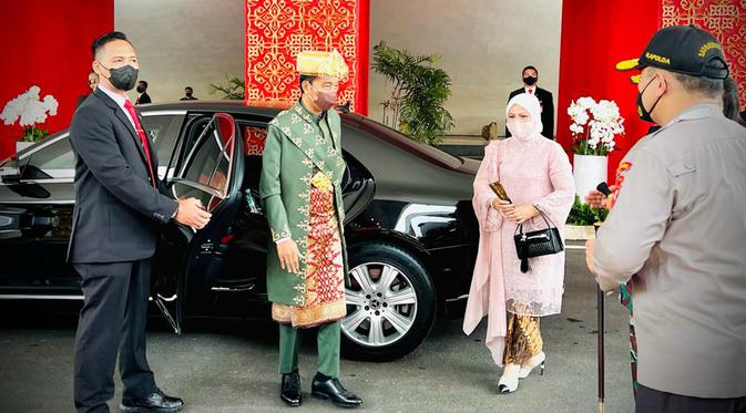 Presiden Joko Widodo atau Jokowi (kedua kiri) beserta Ibu Iriana Joko Widodo (kedua kanan) tiba di Gedung Nusantara MPR/DPR/DPD RI, Jakarta, Selasa (16/8/2022). Presiden dan Ibu Negara tiba sekitar pukul 09.30 WIB. (Foto: Laily Rachev - Biro Pers Sekretariat Presiden)