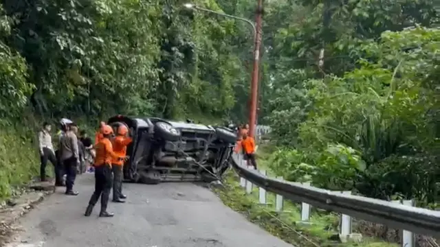 Mobil terbalik di jalur ekstrem Tanjakan Cisarakan, Desa Buniwangi, Kecamatan Palabuhanratu, pada Minggu (28/12/2025).
