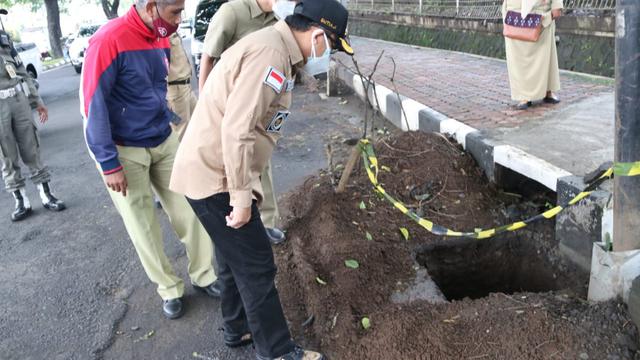 Pulih dari Covid-19 Walikota Sutiaji Sidak Titik Saluran Air Penyebab Banjir