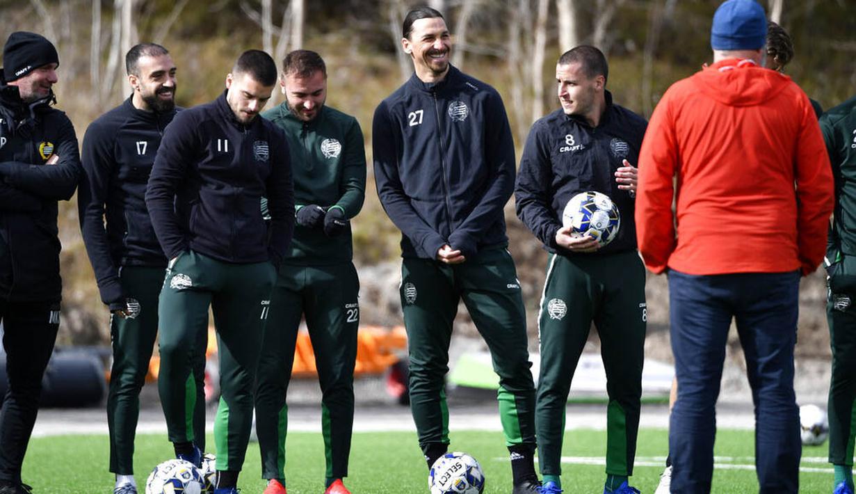 Pemain AC Milan, Zlatan Ibrahimovic, menendang bola saat melakukan latihan bersama klub Swedia Hammarby di Stockholm, Swedia, Senin (13/4/2020). Ibrahimovic yang sedang berada di kampung halaman menyempatkan diri berlatih sepak bola meski di tengah wabah virus corona. (AP/Henrik Montgomery)