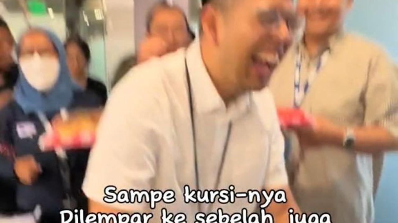 Dilempar dengan Kursinya
