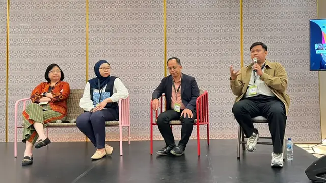 Mahardi Eka (Editor In Chief KapanLagi.com), memegang mic dalam IdeaFest 2026 yang di selenggarakan di kawasan Jakarta, pada (5/9/2026). (Liputan6.com/Afradhiya N. R)