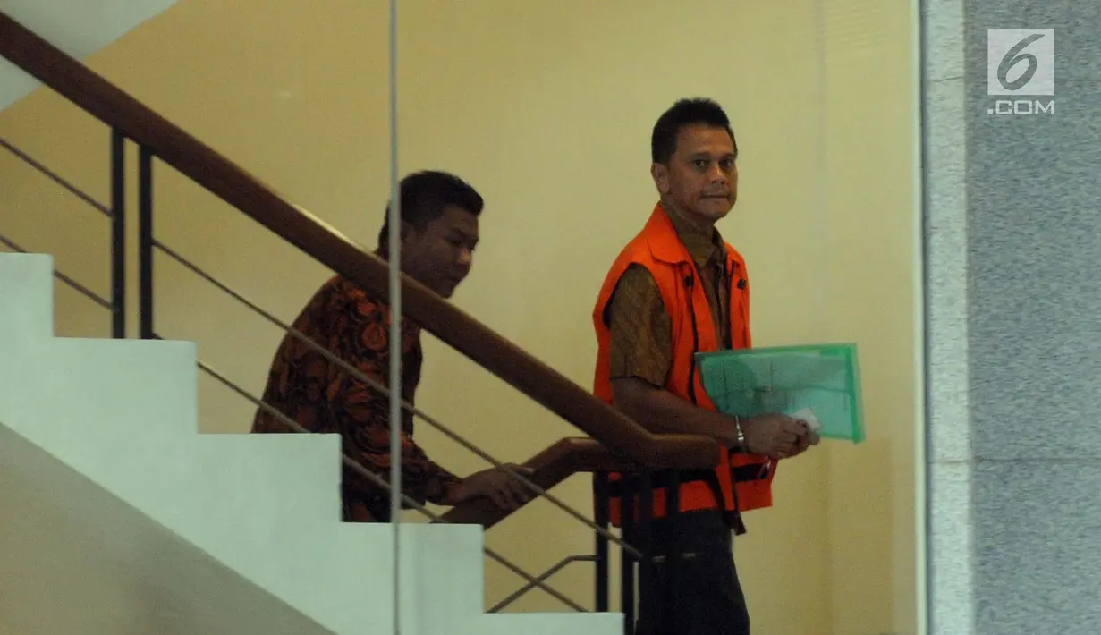 Preskom PT Mugi Rekso Abadi Soetikno Soedarjo (kanan) tiba di Gedung KPK, Jakarta, Rabu (2/10/2019). Soetikno diperiksa terkait kasus dugaan suap pengadaan mesin Rolls-Royce PLC untuk pesawat Airbus milik Garuda Indonesia. (merdeka.com/Dwi Narwoko)