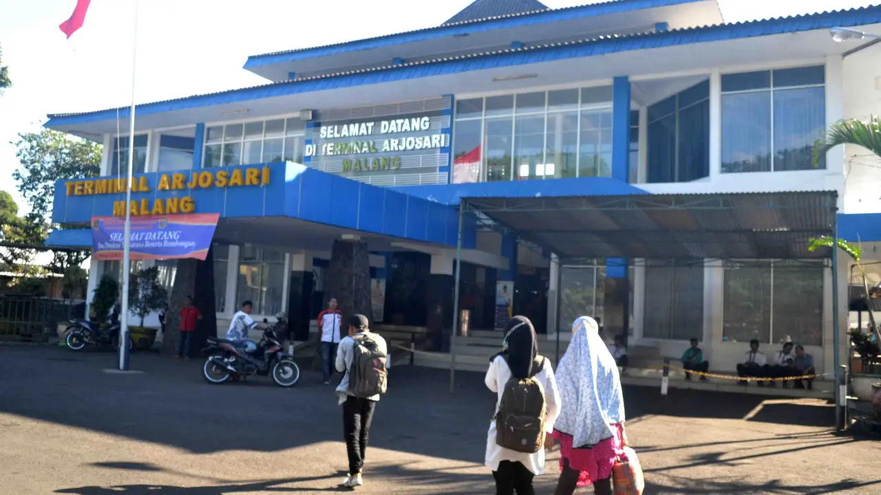 Kejar Bus Tak Layak Jalan di Terminal Arjosari Malang