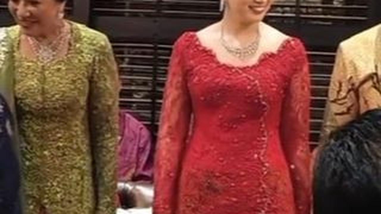 Pada malam itu, Angela tampil sangat cantik mengenakan kebaya merah modern. Tambahan kalung membuatnya semakin mempesona.