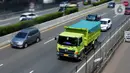 Sejumlah truk melintas di jalan tol di kawasan Jakarta, Senin (19/12/2022). Pemerintah akan membatasi pergerakan angkutan barang bagi truk-truk besar baik yang melewati jalan tol atau jalan arteri pada masa libur Natal 2022 dan Tahun Baru 2023 (Nataru). (Liputan6.com/Angga Yuniar)