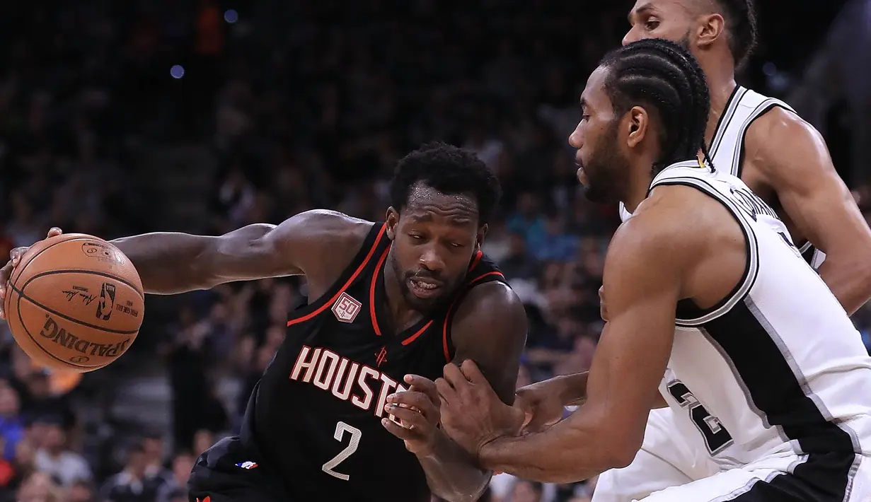 Pebasket Houston Rockets, Patrick Beverley, berusaha melewati pebasket San Antonio Spurs, Kawhi Leonard, pada laga semifinal wilayah barat NBA di AT&T Center, San Antonio, Rabu (3/5/2017). Spurs menang 121-96 atas Rockets. (AFP/Ronald Martinez)