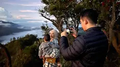 Zaskia Sungkar dan Irwansyah baru-baru ini pelesir ke Gunung Bromo, Jawa Timur, bersama si buah hati, Ukkasya Muhammad Syahki. Rona bahagia memancar dari wajah mereka. Kakak Shireen Sungkar memamerkan sejumlah foto di akun Instagram terverifikasinya, saat melihat matahari terbit berkawan “lautan” awan. Indonesia memang seindah itu. (Foto: Dok. Instagram @zaskiasungkar15)