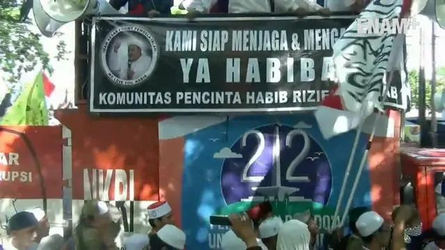  Massa dari Front Pembela Islam (FPI) mulai bergerak menuju Mapolda Metro Jaya. Mereka akan mengawal pemeriksaan pemimpin FPI, Rizieq Shihab, sebagai saksi kasus penyebaran berita bohong.