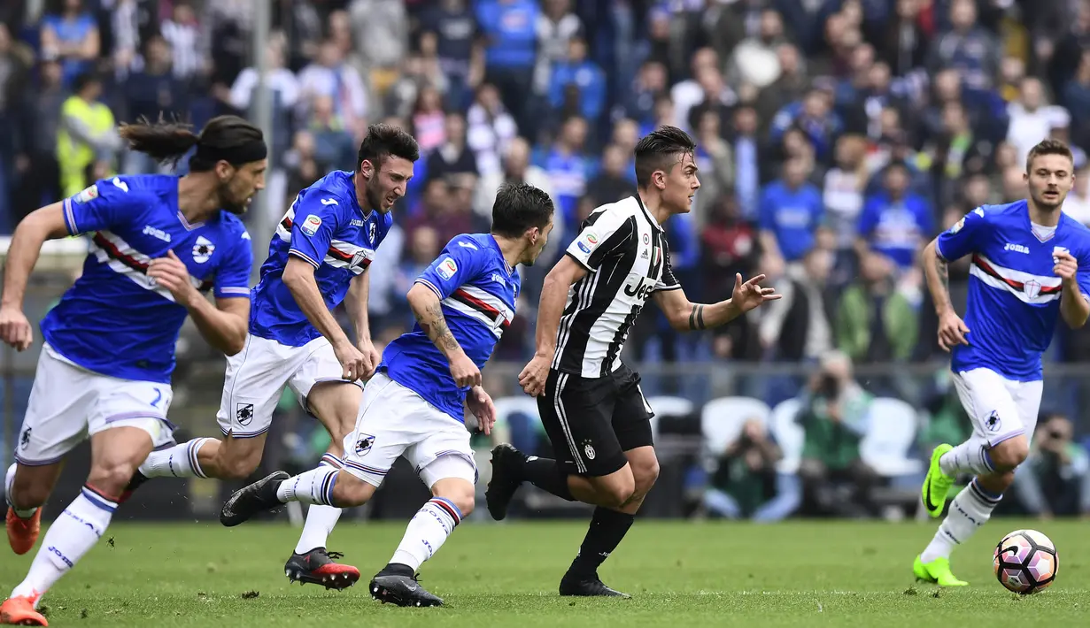 Penyerang Juventus, Paulo Dybala, berusaha melewati kepungan para pemain Sampdoria. Pelatih Si Nyonya Tua, Massimiliano Allegri, terpaksa menarik keluar Dybala yang mengalami cedera otot pada menit ke-27. (AFP/Miguel Medina)