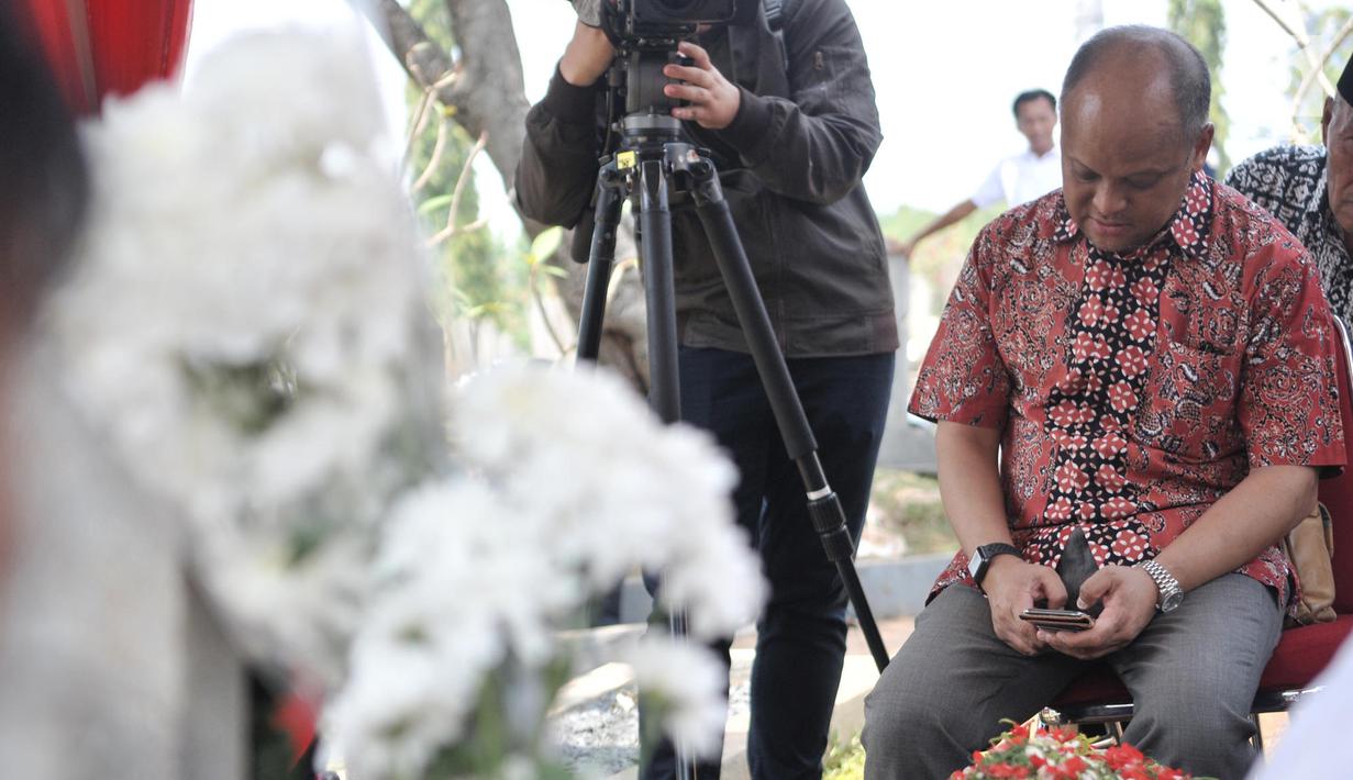 Putra pertama Presiden ke-3 RI BJ Habibie, Ilham Akbar Habibie saat berziarah ke makam kedua orangtuanya di TMP Kalibata, Jakarta, Minggu (15/9/2019). Ilham memanjatkan doa bersama warga yang turut datang berziarah. (merdeka.com/Iqbal Nugroho)