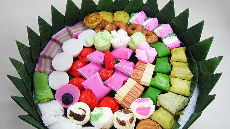 Jajanan pasar yang terdiri dari kue dadar gulung, kue lapis, bika ambon, kue talam, nagasari, kue mangkok, kue ku, kue bugis, kue cucur, getuk lindri, bolu kukus, putu mayang, kue sus, dan lainnya