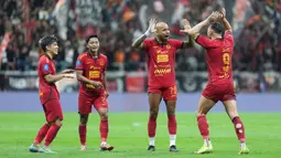Pemain Persija Jakarta merayakan gol yang dicetak oleh Marko Simic (kanan) pada laga lanjutan BRI Liga 1 2024/2025 melawan Persita Tangerang di Jakarta International Stadium (JIS), Jakarta Utara, Minggu (19/01/2025). (Dok. Persija)