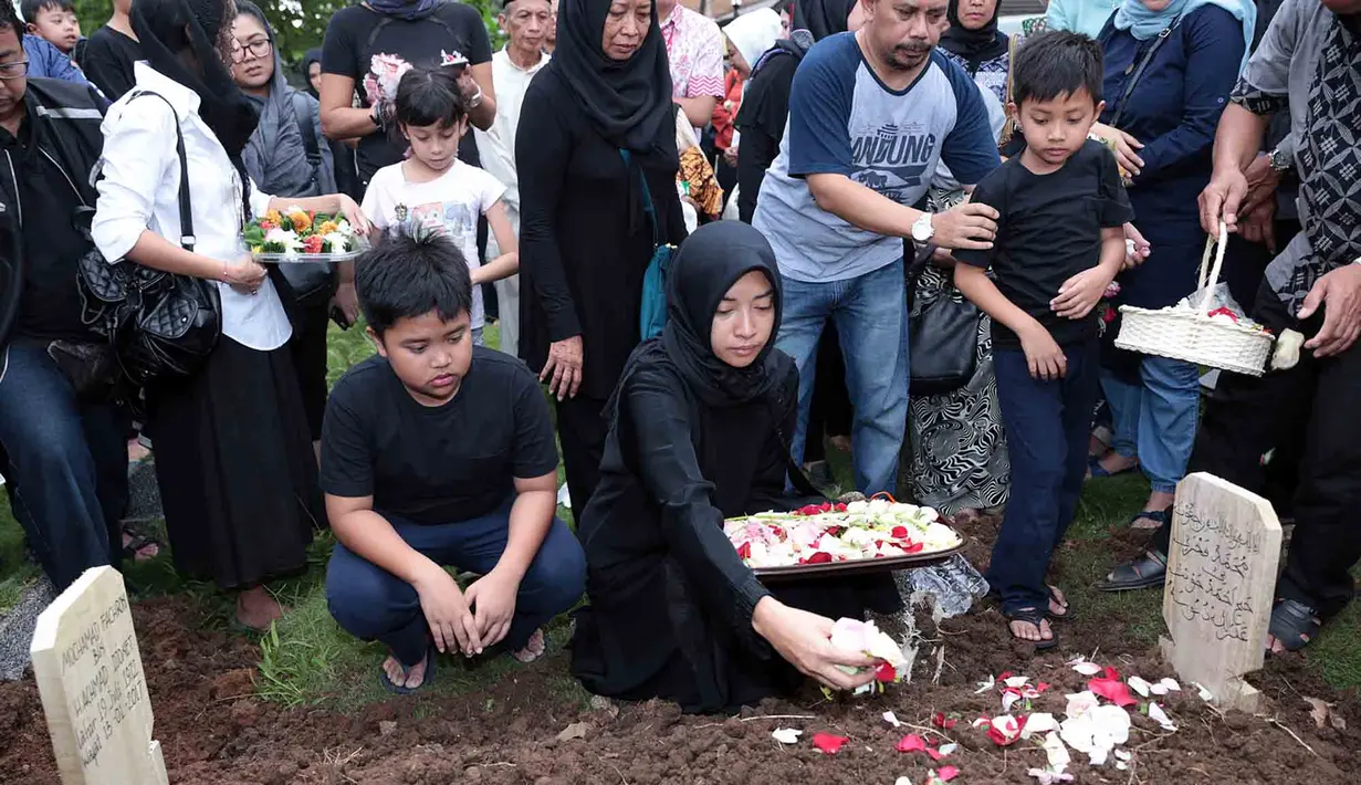 Berdasarkan penuturan Ocha, pertama melihat suaminya pergi selama-lamanya adalah anak pertamanya, Raki. Sebelum melakukan salat subuh terlebih dulu melihat ayahnya. Begitu juga mau berangkat sekolah melihat ayahnya sudah pucat. (Deki Prayoga/Bintang.com)