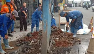 Jalan Assirot Ambles Lagi, Lubang 2,5 Meter Menganga