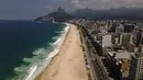 Pantai Copacabana sepi pengunjung saat ditutup karena diberlakukannya kembali pembatasan pandemi COVID-19 di Rio de Janeiro, Brasil, Sabtu (20/3/2021). Rio de Janeiro menutup pantai-pantainya yang terkenal pada hari Jumat (19/3) untuk menekan angka kasus virus corona. (AP Photo/Lucas Dumphreys)