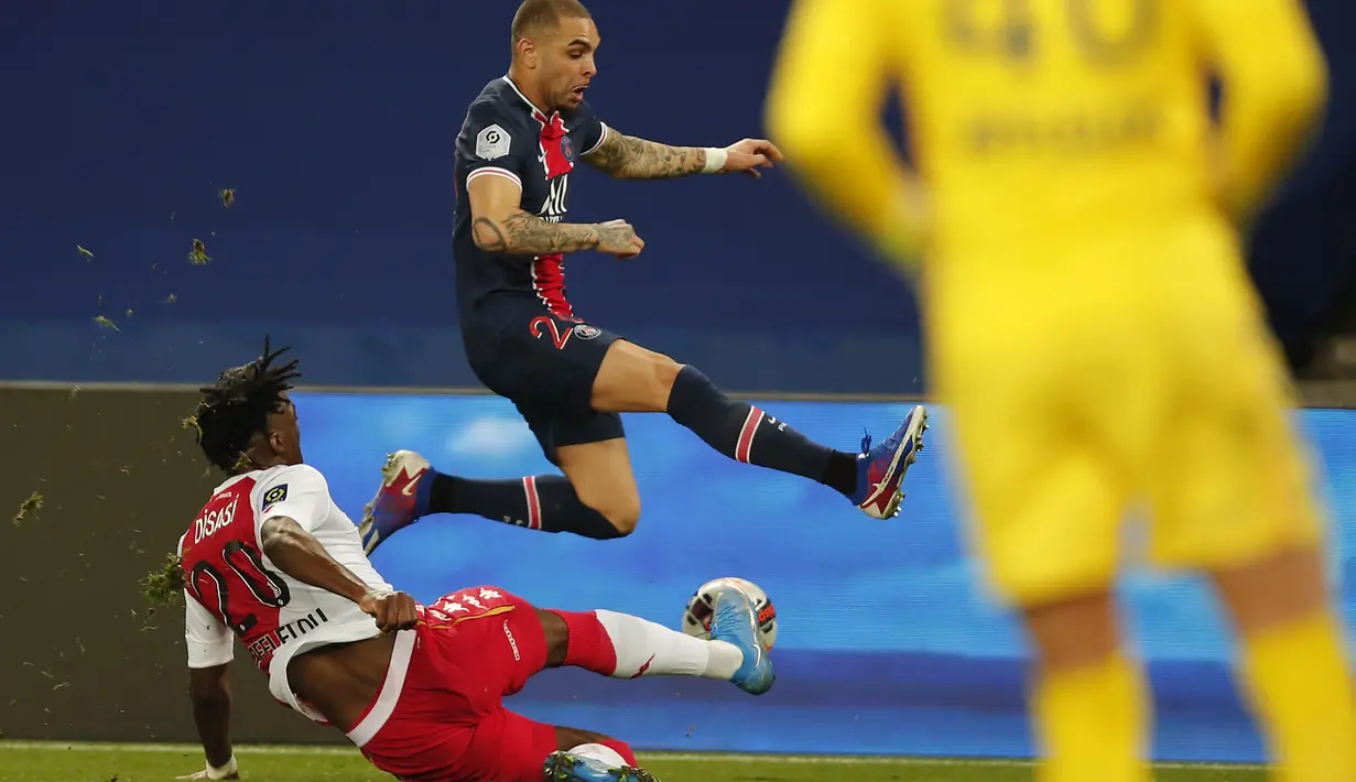 Bek AS Monaco, Axel Disasi berebut bola dengan bek Paris Saint-Germain (PSG), Layvin Kurzawa pada laga pekan ke-26 Liga Prancis di Parc des Princes, Senin (22/2/2021) dini hari WIB. PSG menelan kekalahan di kandangnya sendiri dengan skor 0-2 atas Monaco. (AP Photo/Francois Mori)