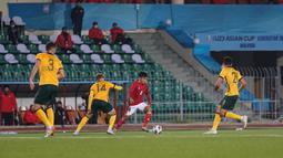 Timnas Indonesia U-23 sebenarnya tidak mengulur waktu untuk menebar ancaman ke gawang Australia U-23. Peluang pertama dalam pertandingan ini tercipta pada menit kedua lewat tembakan Witan Sulaeman, namun bola sepakannya masih melambung. (Dok. PSSI)