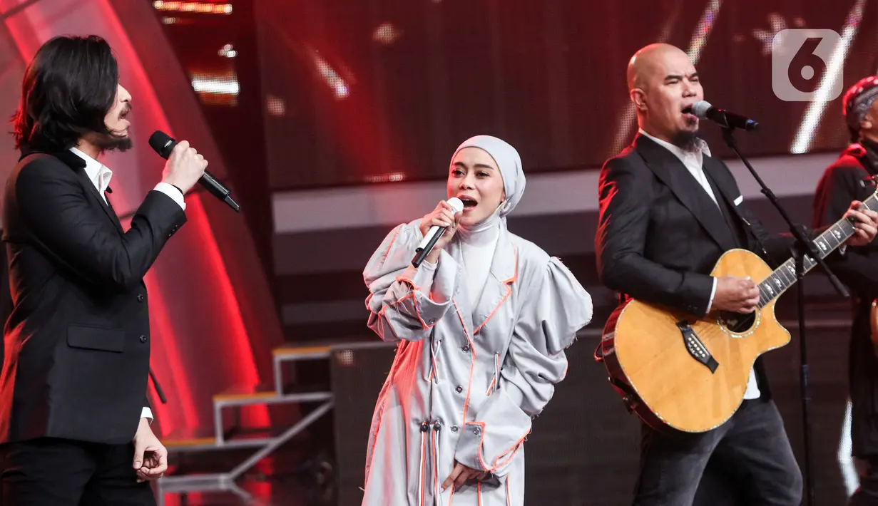 Belum selesai penonton bersorak karena penampilan Lesti, giliran Dewa 19 yang muncul berduet dengan Virzha. (Liputan6.com/Angga Yuniar)