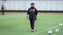 Pelatih Timnas Indonesia U-22, Indra Sjafri saat latihan perdana menjelang SEA Games 2025 di Stadion Madya, Kompleks Stadion Utama Gelora Bung Karno (SUGBK), Senayan, Jakarta, Selasa (11/11/2025). (Bola.com/Bagaskara Lazuardi)