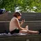 Seorang warga menggunakan kipas angin saat gelombang panas melanda Brooklyn, New York, Amerika Serikat, 19 Mei 2026. (Dok. AP/Adam Gray)